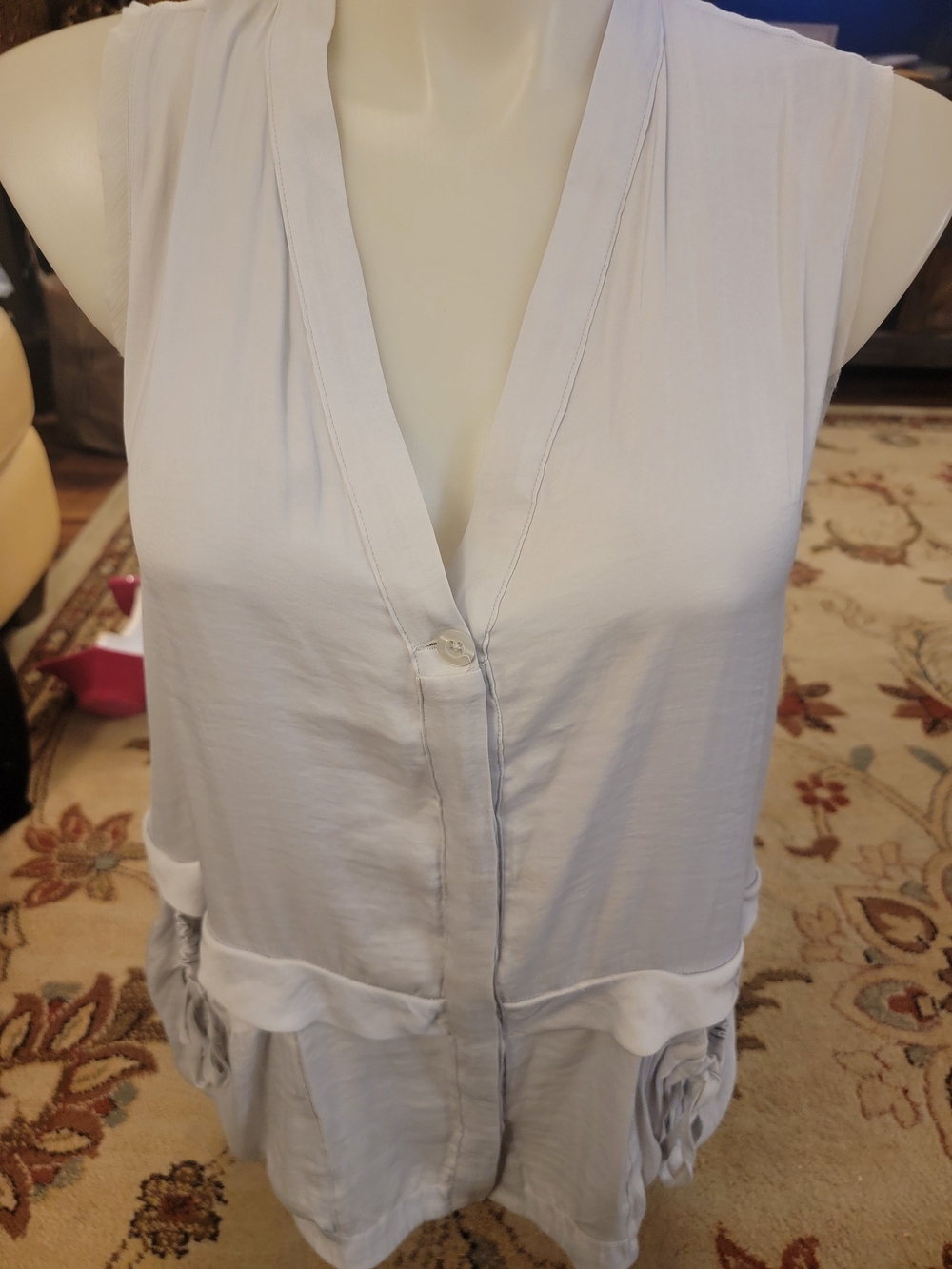Vera Wang Pale Gray Sleeveless V-Neck Button-Front Blouse